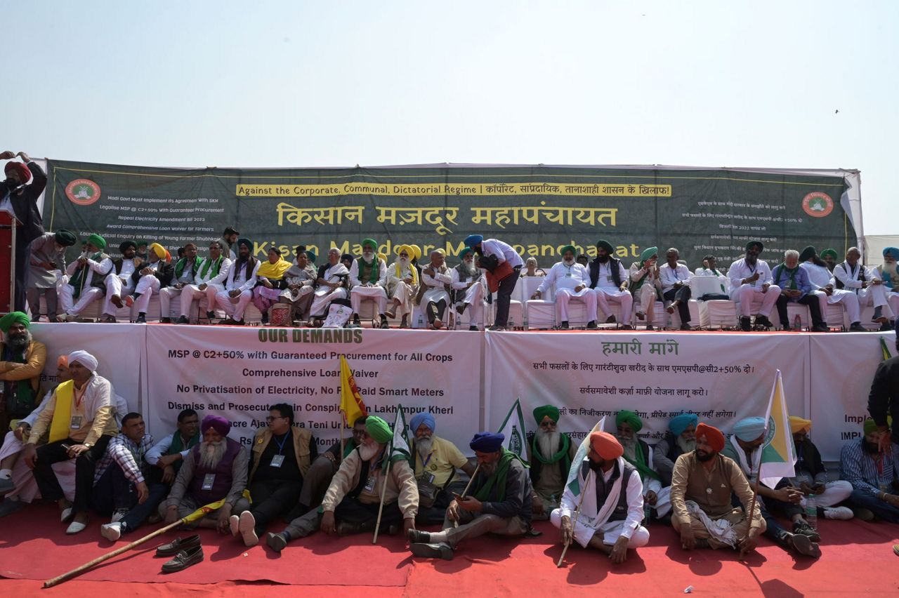 Indian farmers protest in New Delhi demanding new legislation for ...