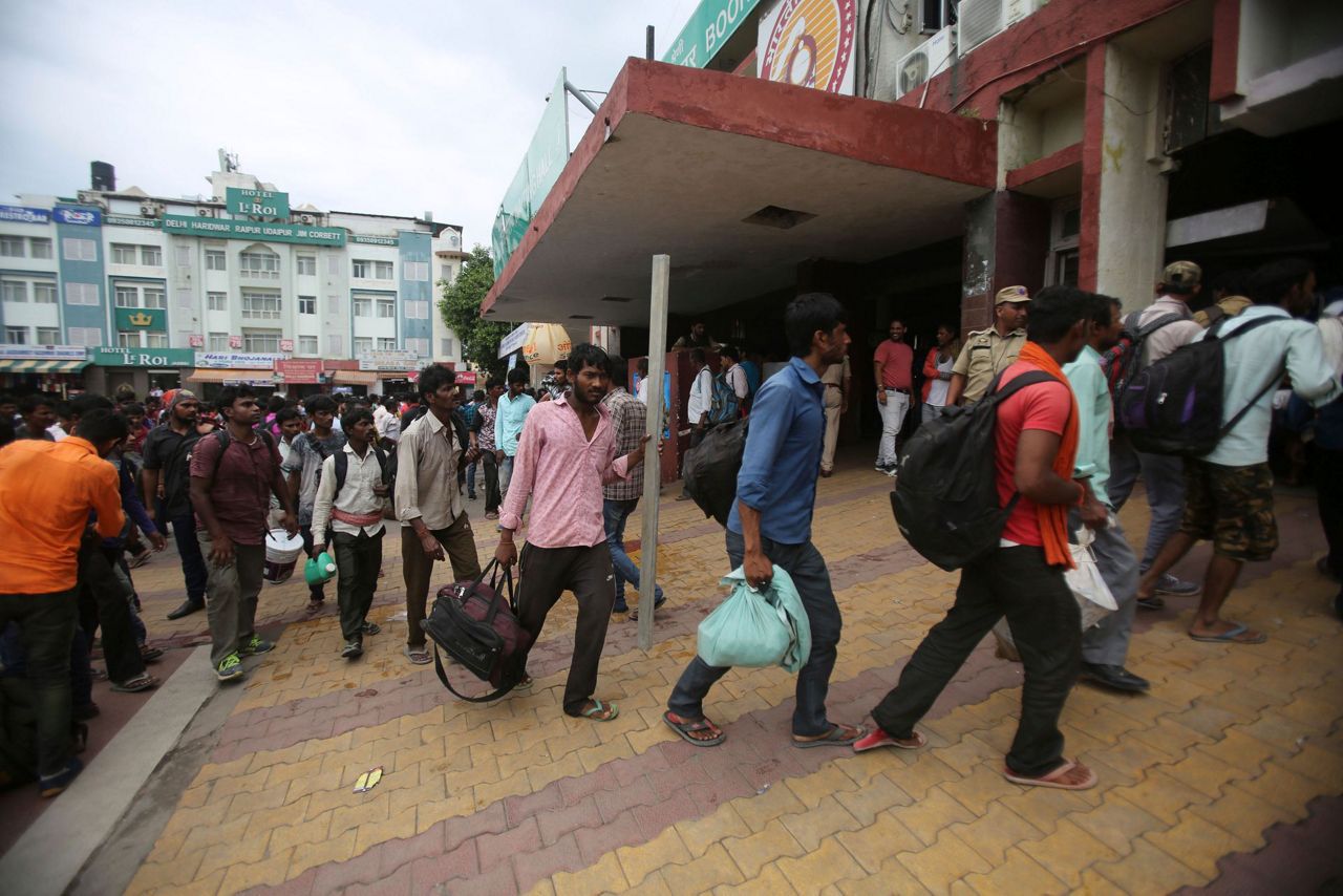 Hundreds of poor migrant workers flee Kashmir under lockdown