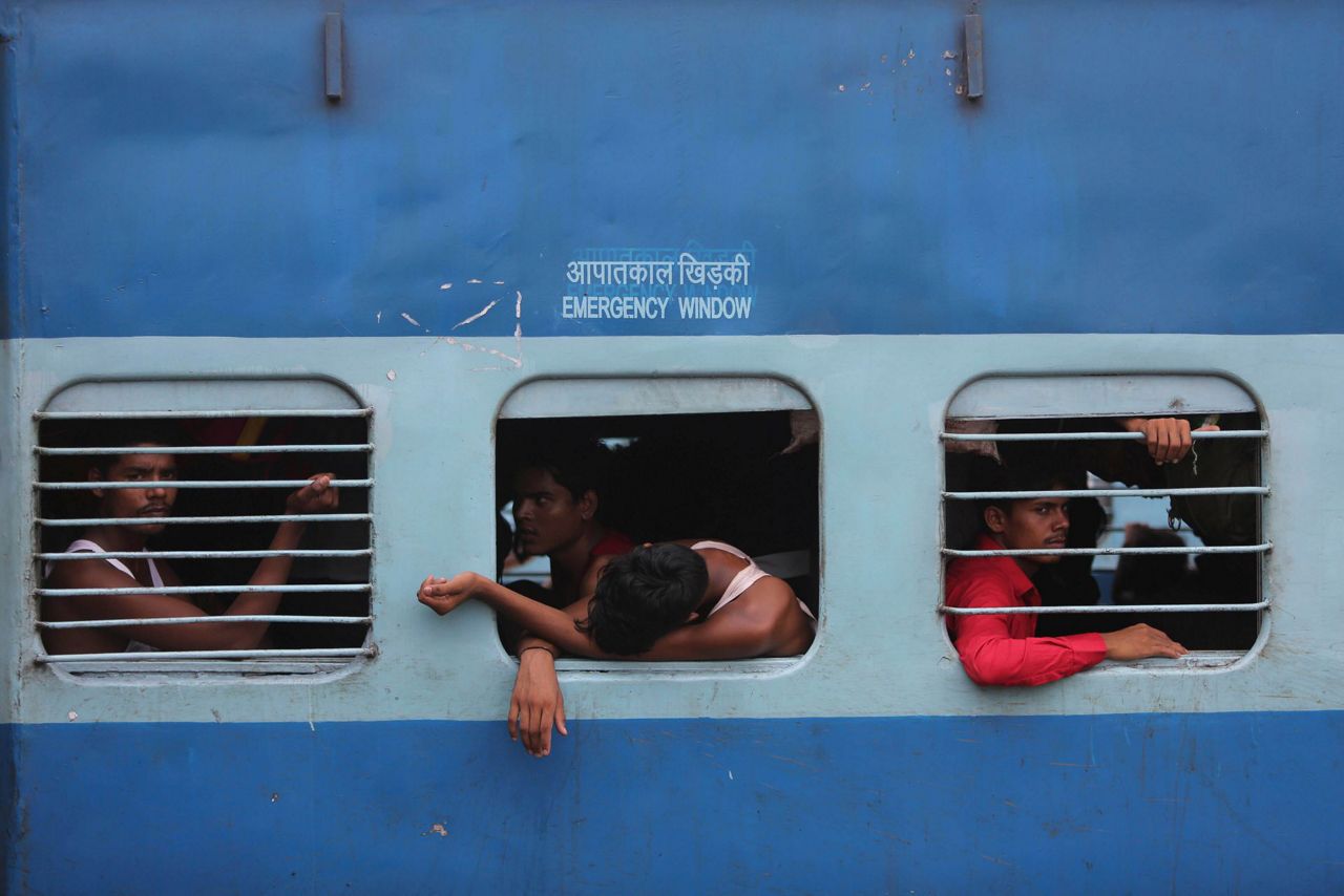 Hundreds of poor migrant workers flee Kashmir under lockdown