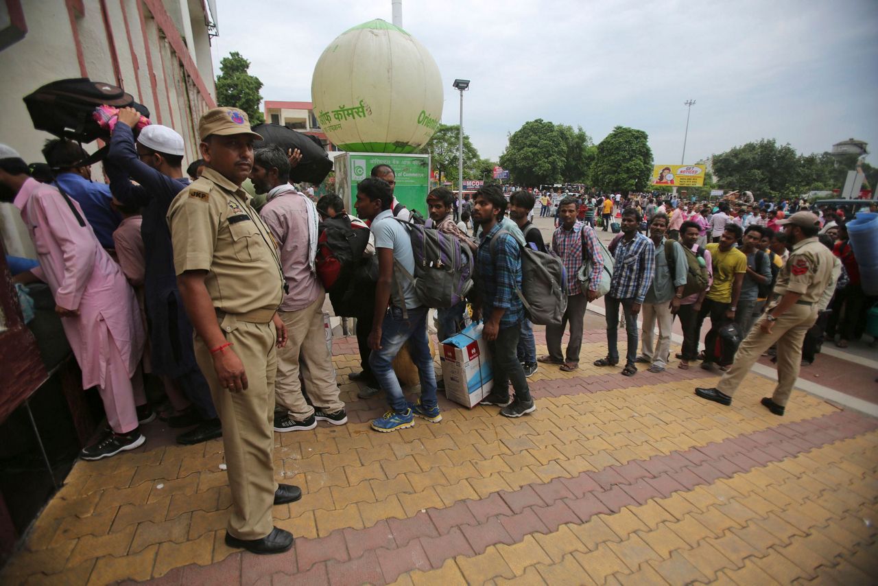 Hundreds of poor migrant workers flee Kashmir under lockdown