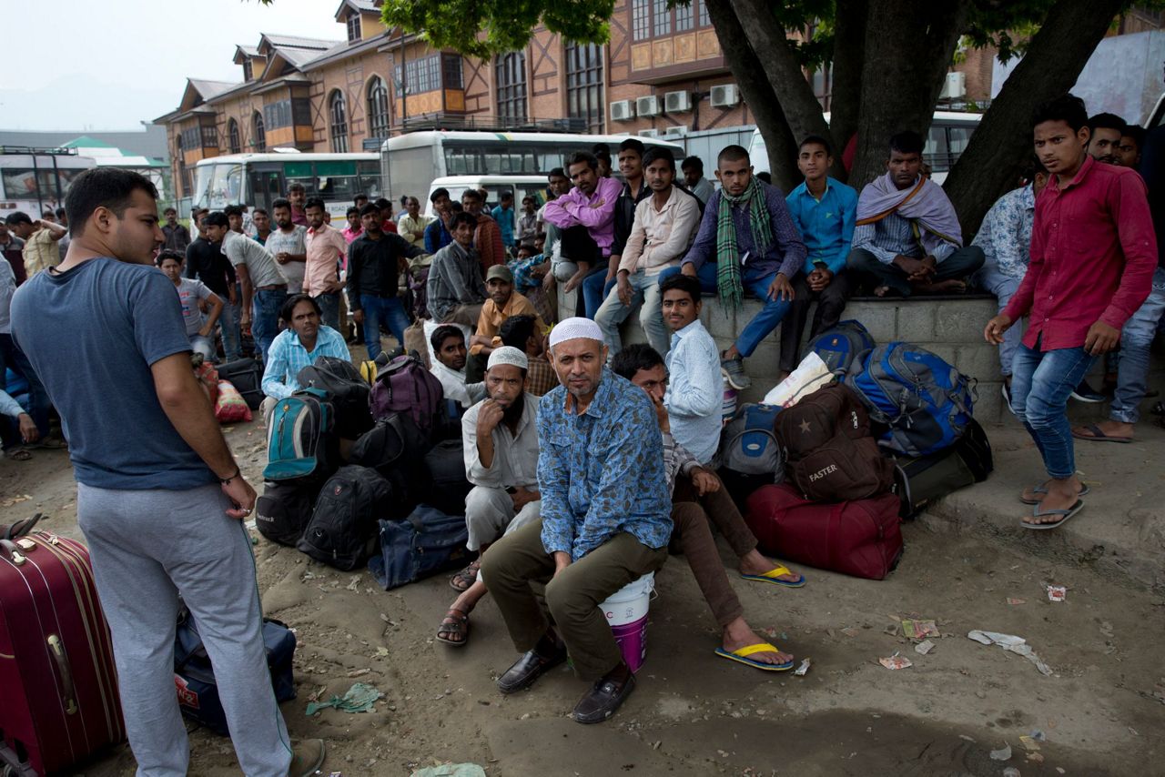 Hundreds of poor migrant workers flee Kashmir under lockdown