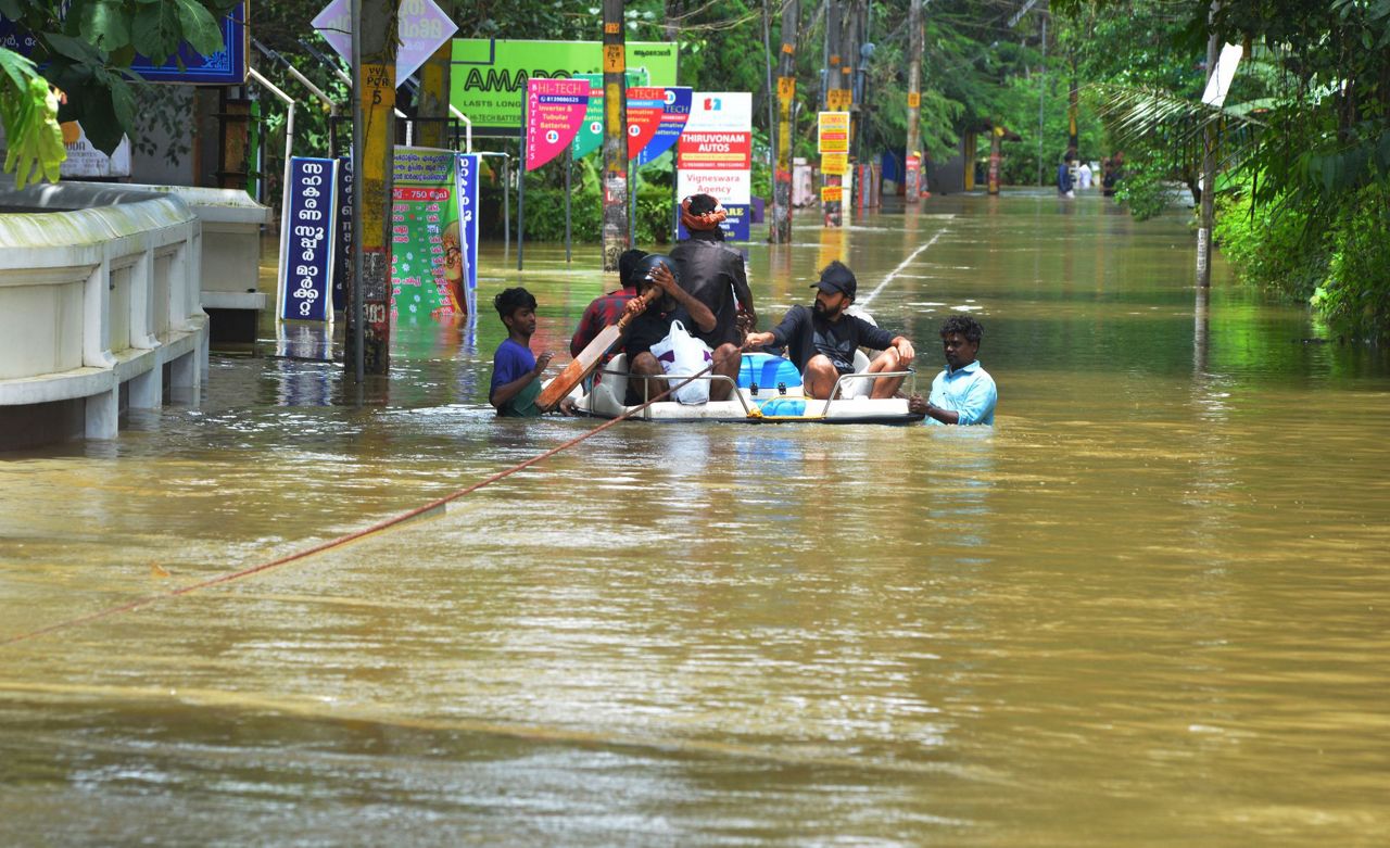 Thousands await rescue amid deadly south Indian floods