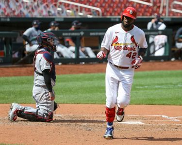 Yadier Molina catches 2,000th game as a Cardinal