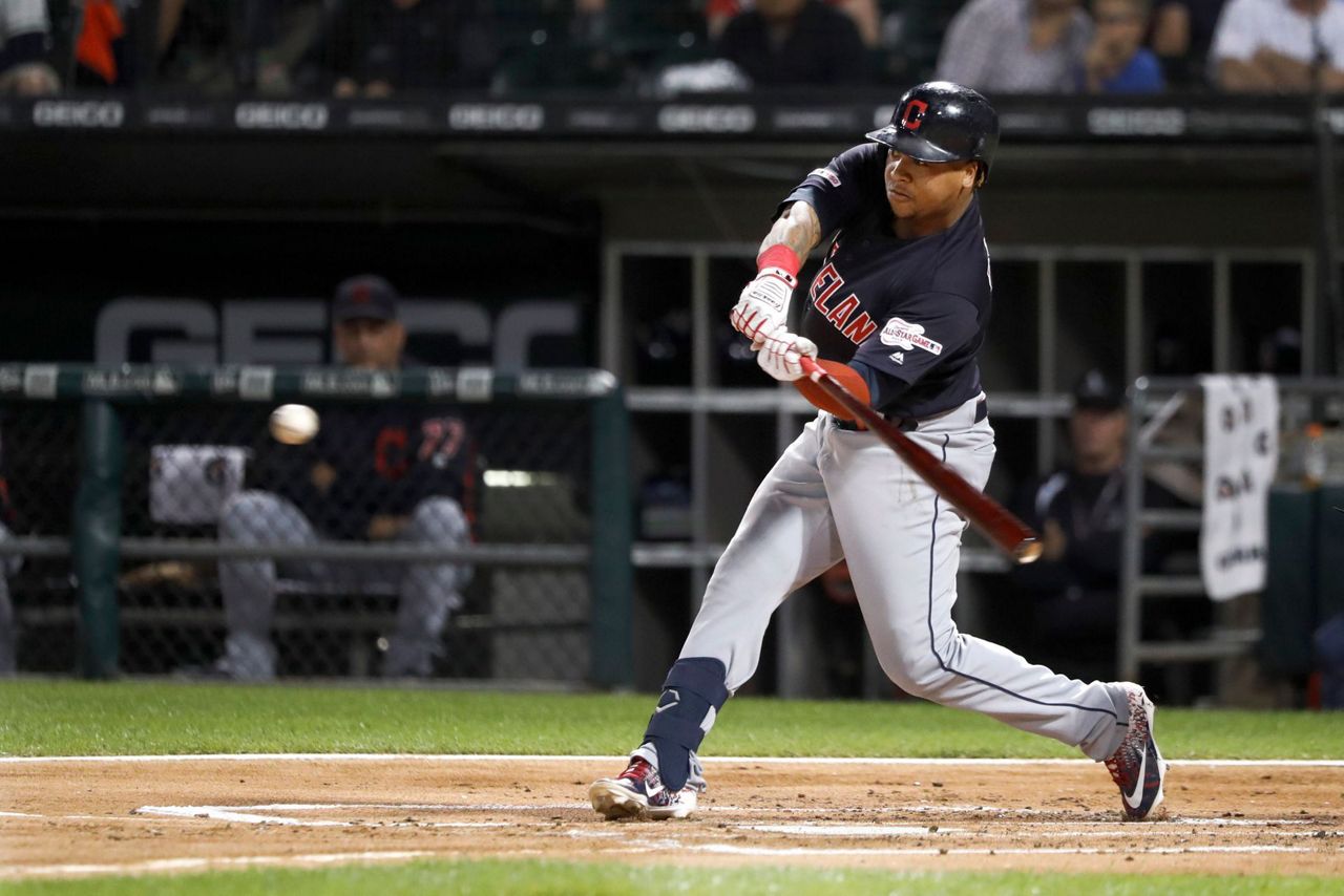 Indians' José Ramírez takes 1st BP since breaking right hand