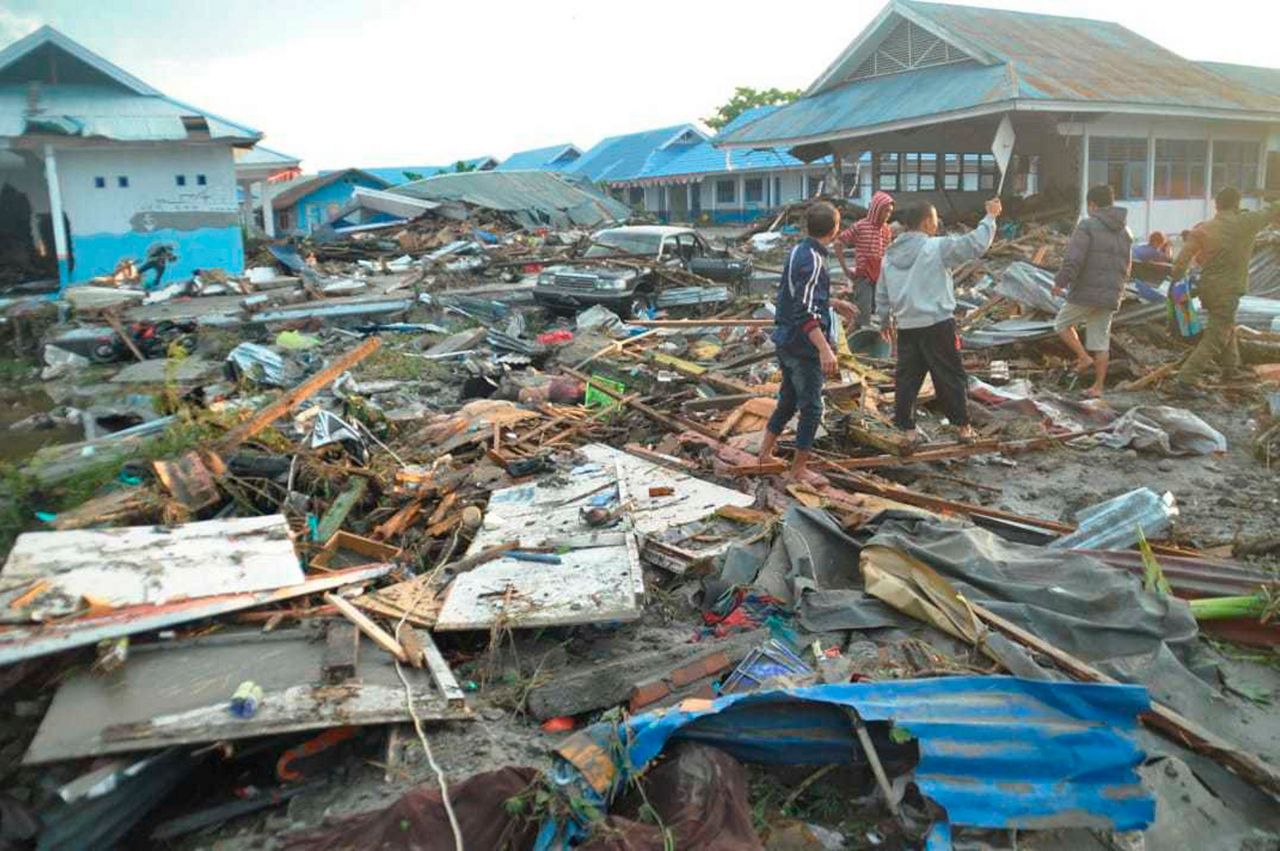 The Latest: Tsunami-hit Indonesia shopping mall being looted