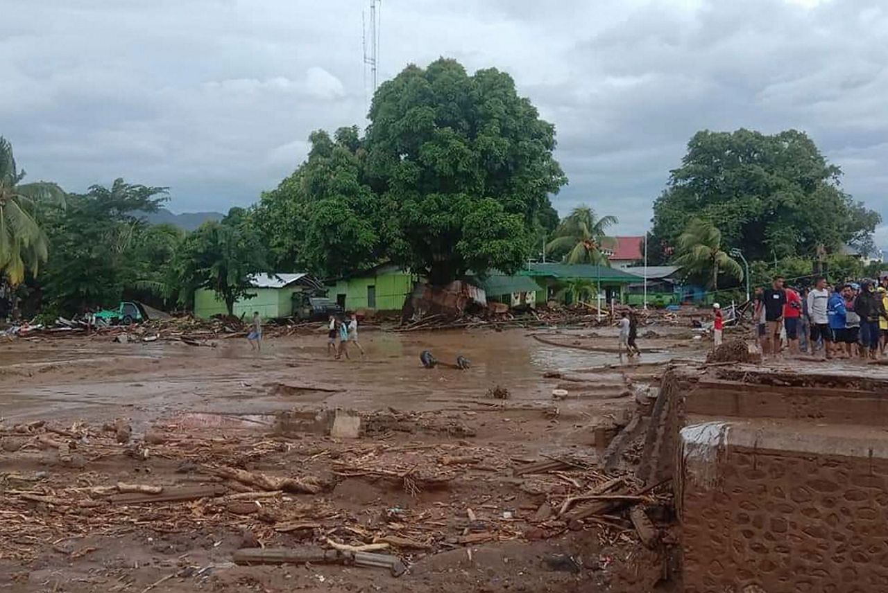 Hujan deras memicu longsor, banjir di Indonesia;  23 orang meninggal