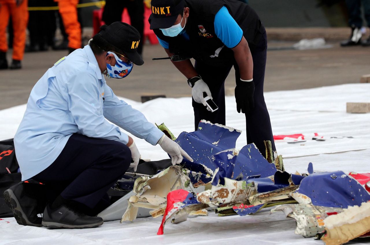 Ящики авиакатастрофы. Катастрофа Boeing 737 возле Джакарты. Боинг 737 Джакарта катастрофа. Авиакатастрофа в Яванском море 2021.