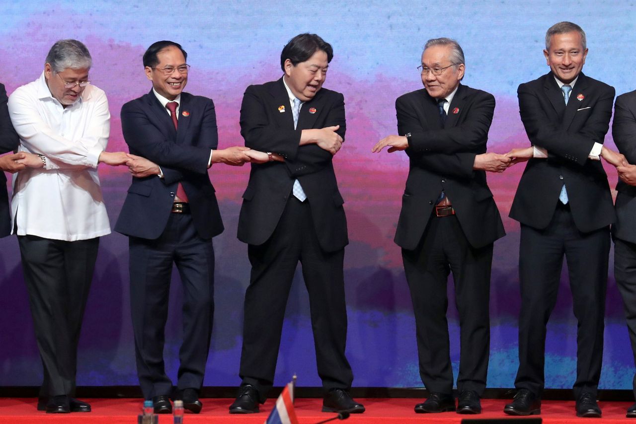 China and ASEAN agree to try to conclude nonaggression pact on sea feud ...