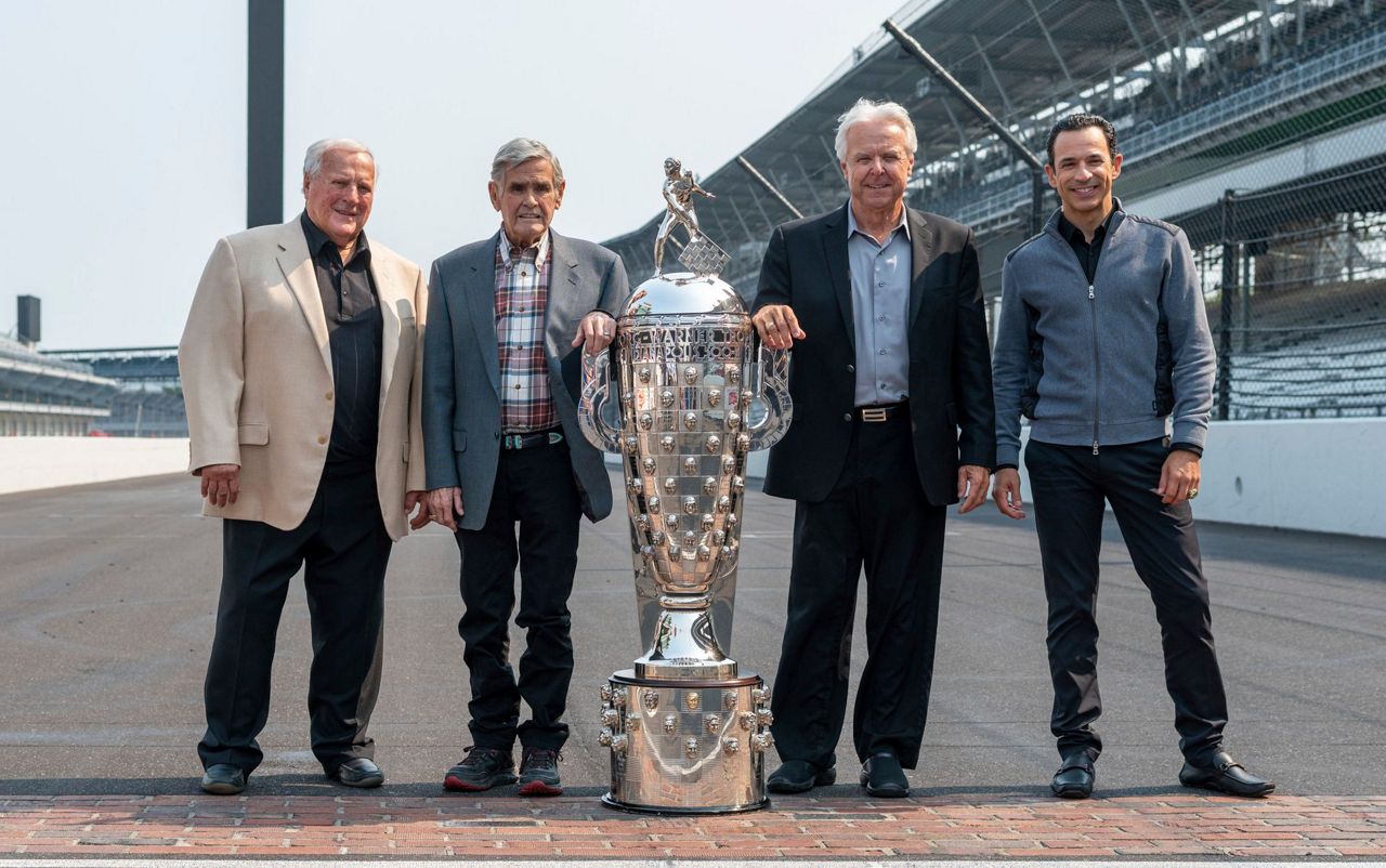 Castroneves happily joins elite club of 4-time Indy winners