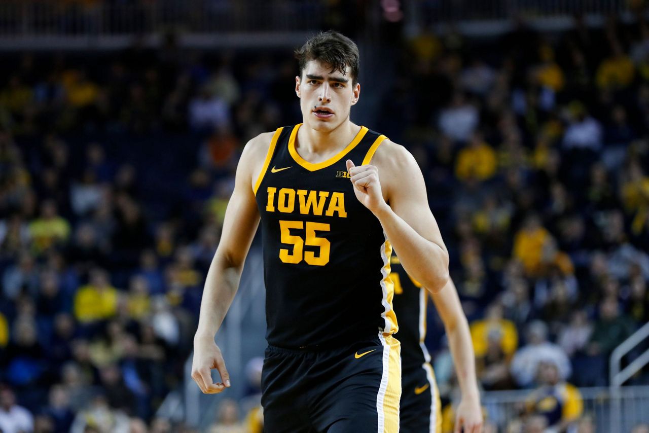 No. 4 Michigan tops Iowa 103-91 despite 44 points from Garza