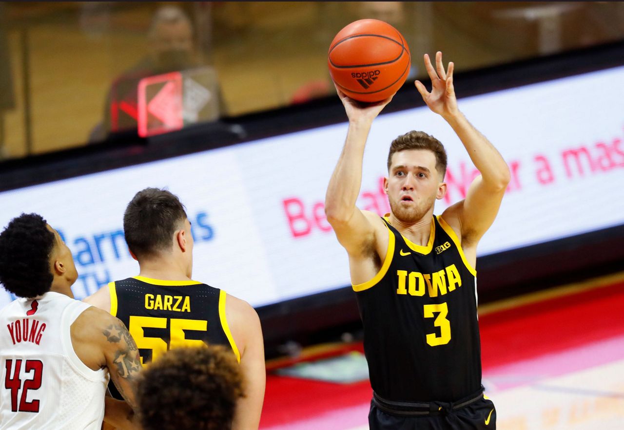 No. 10 Iowa wins 77-75 as free throws cost No. 14 Rutgers