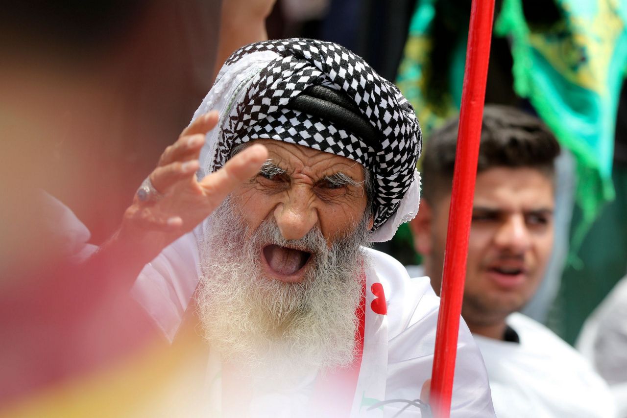 Iraqis arrive to mass prayer in cleric's show of power