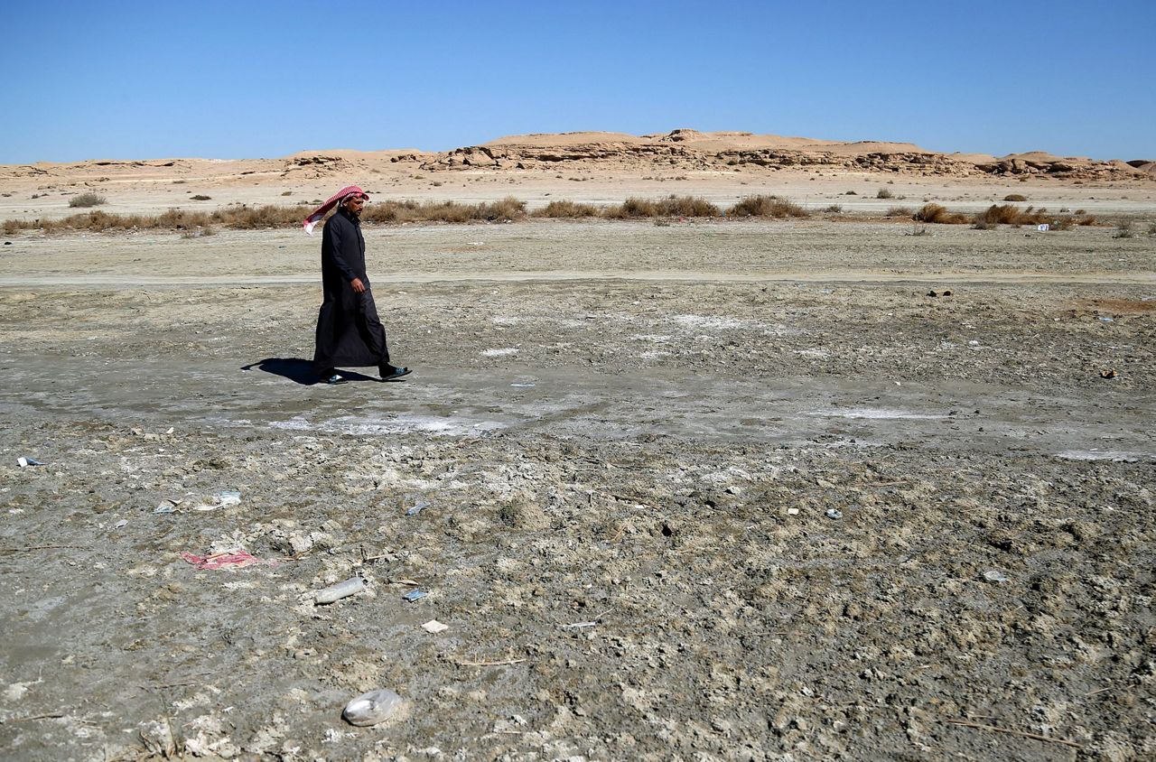Iraq’s second largest lake drying up, turning up dead fish