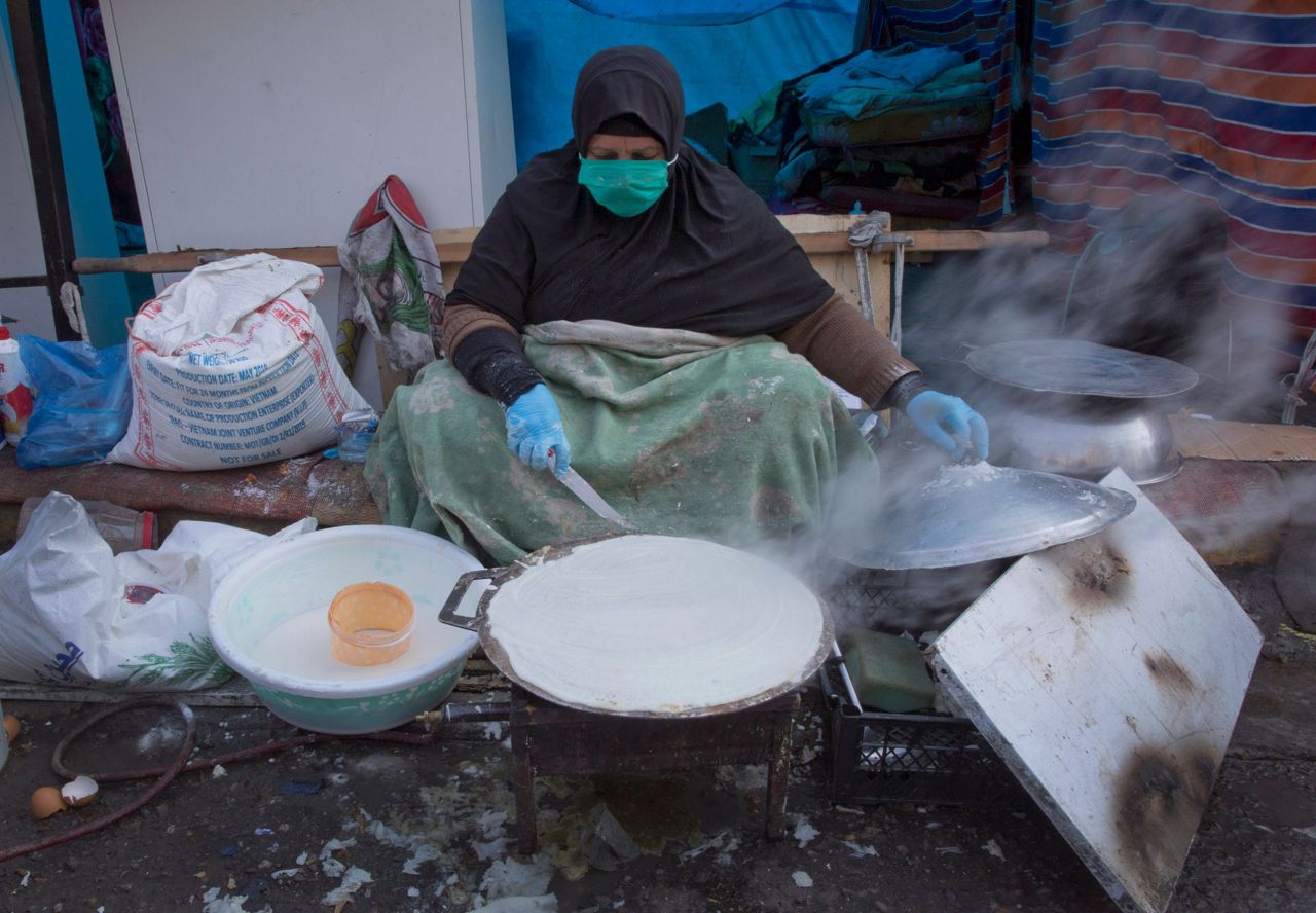 Home-cooked food in Iraqi square brings protesters together
