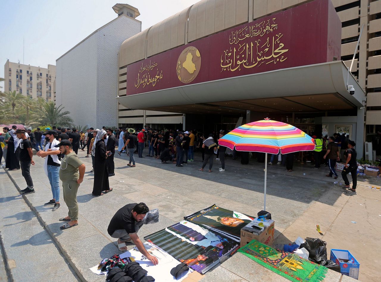 Followers of cleric told to withdraw from Iraq's parliament