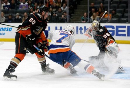 Ducks end Islanders' 17-game point streak with 3-0 win - Los