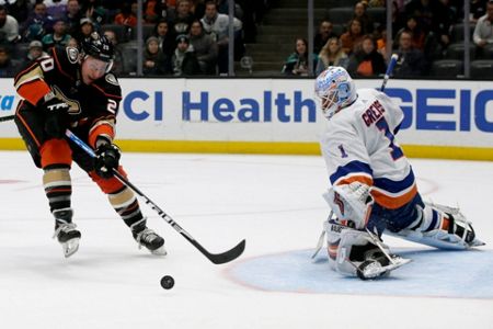 Ducks end Islanders' 17-game point streak with 3-0 win - Los