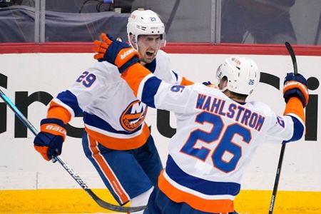 Islanders News: Wahlstrom's confidence, Palmieri's injury