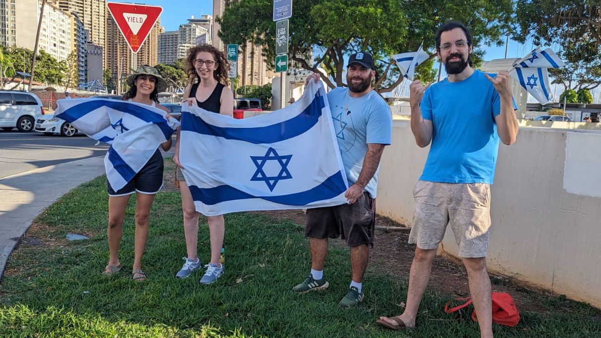 Matti Gorodenchik and Josh Michaels attend a rally in support of Israel at the corner of Ala Moana Beach Boulevard and Atkinson Drive. (Photo courtesy of Josh Michaels)