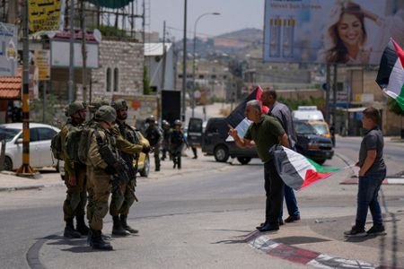 Israeli nationalists wage battle against Palestinian flag