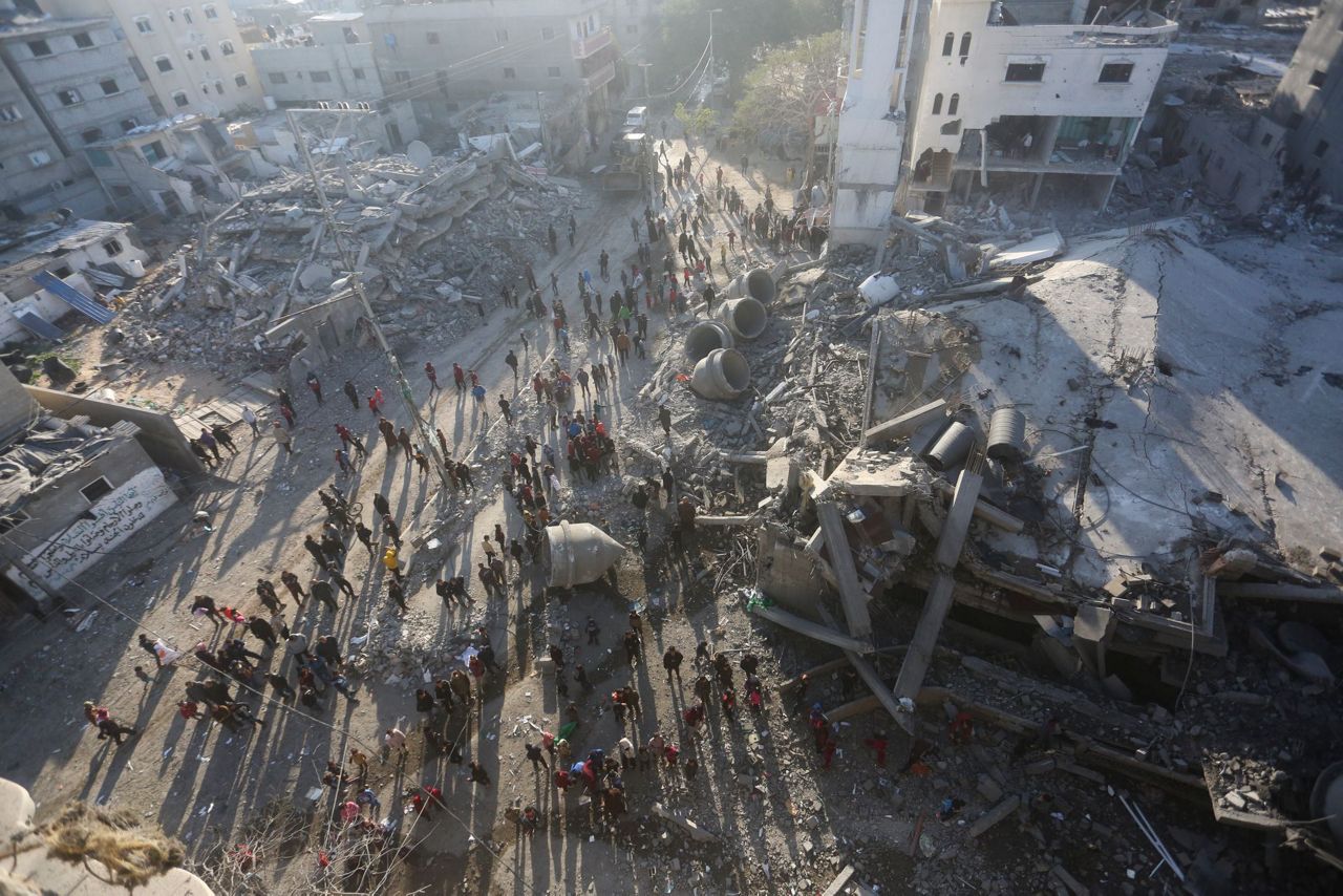 Israeli strikes in Gaza kill 48 as fears mount over humanitarian crisis ...