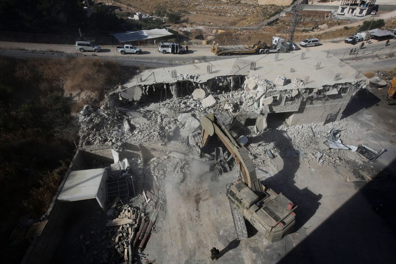 Israeli crews demolish Palestinian homes in east Jerusalem