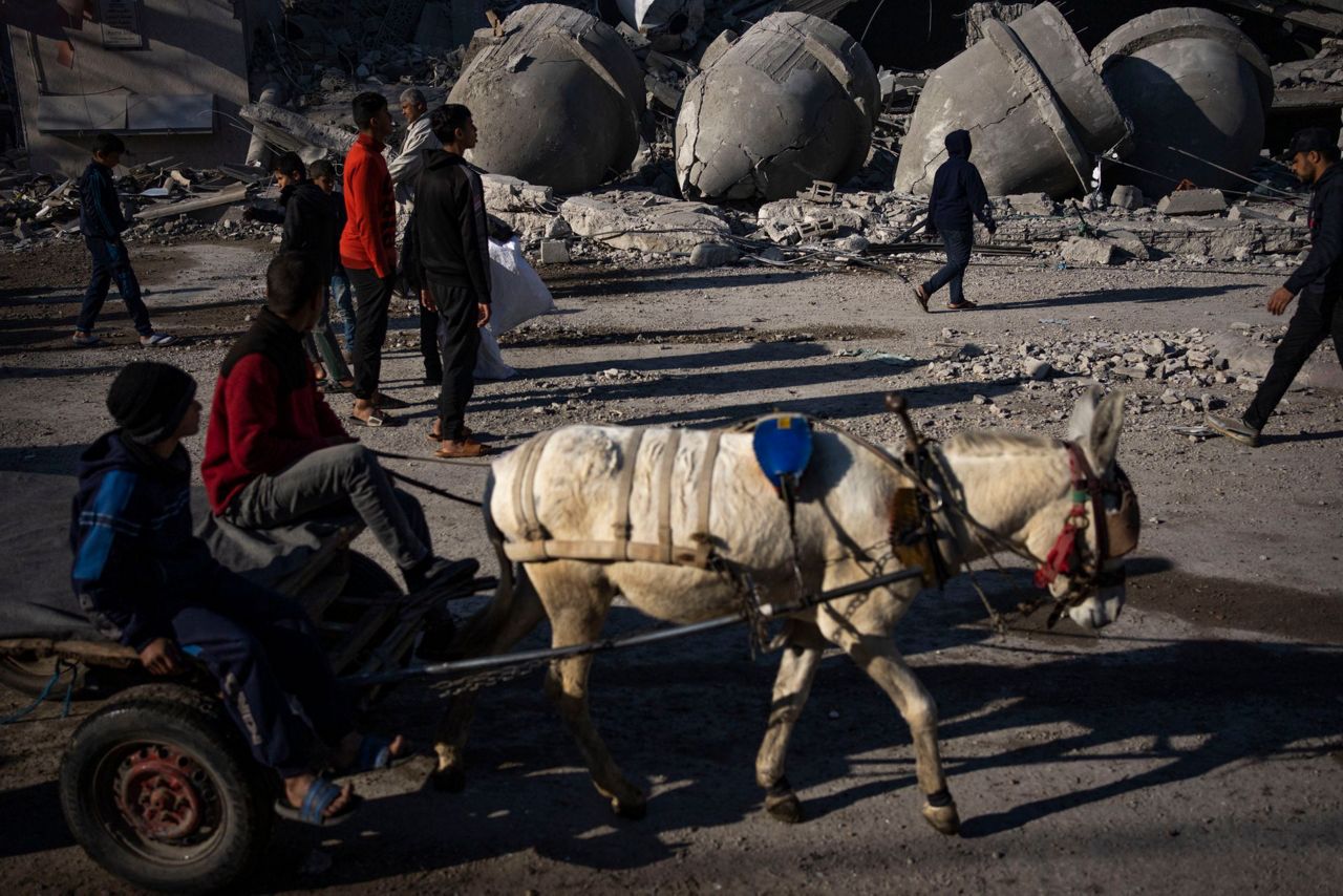 Israeli strikes in Gaza kill 48 as fears mount over humanitarian crisis ...