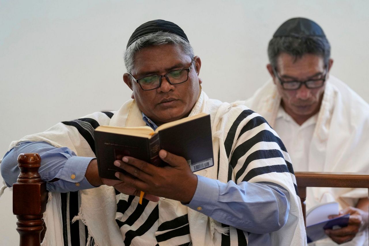 Far from Israel, Jews grieve and pray for peace in first Shabbat ...