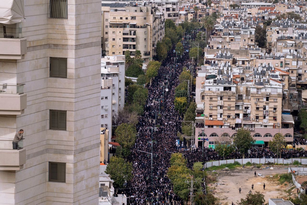 Israeli police prepare for mass funeral of major rabbi