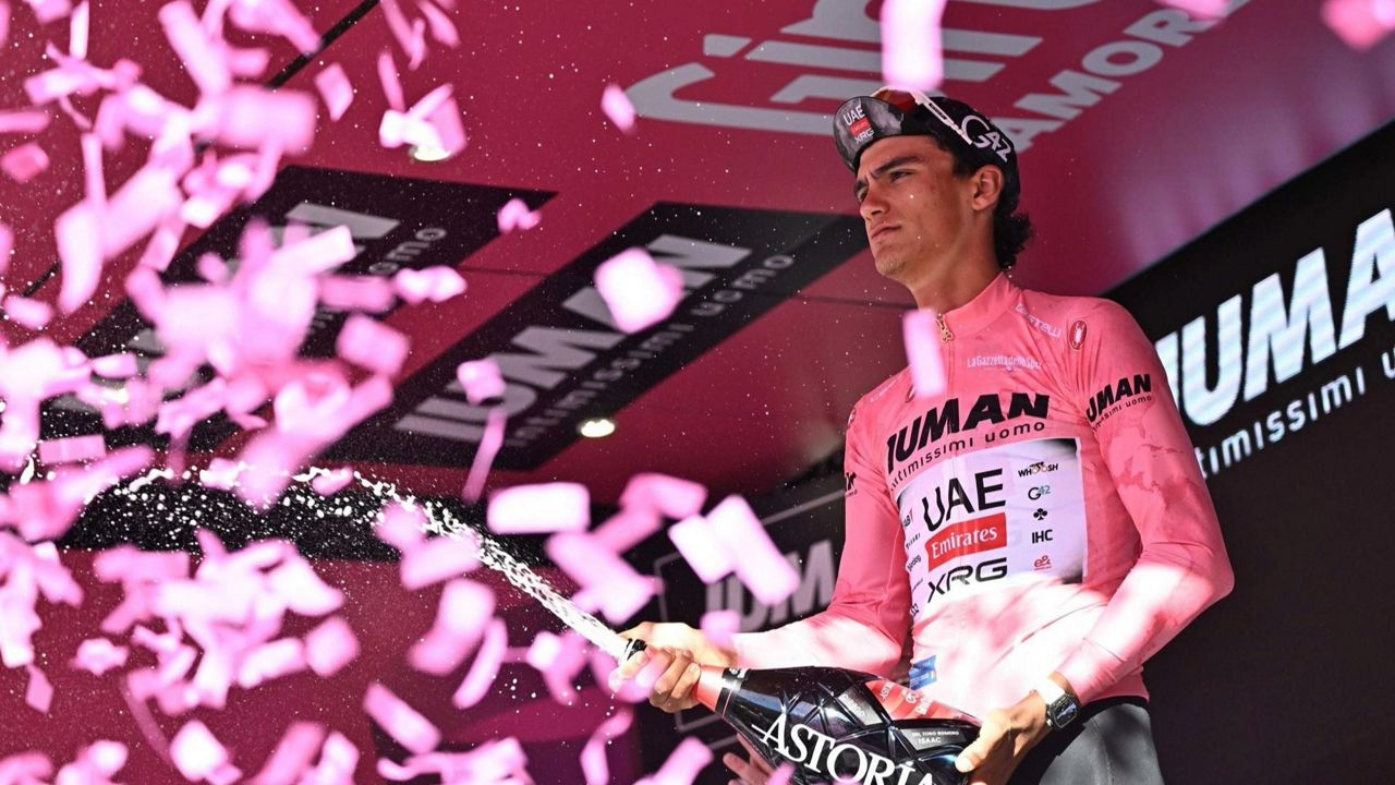 Isaac Del Toro, nacido en Baja California, lidera el Giro de Italia.