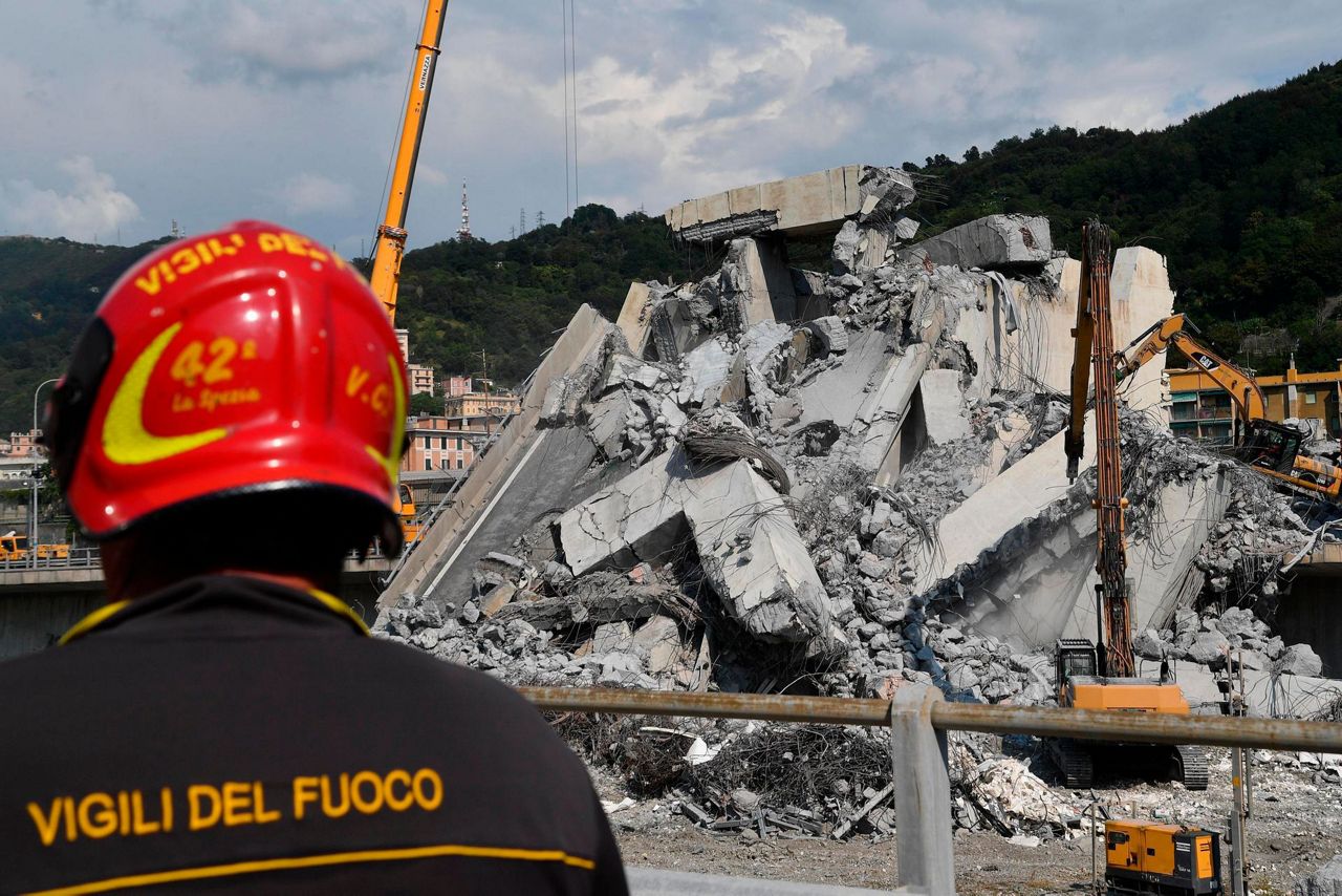 Large pieces of rubble removed 3 days after bridge collapse