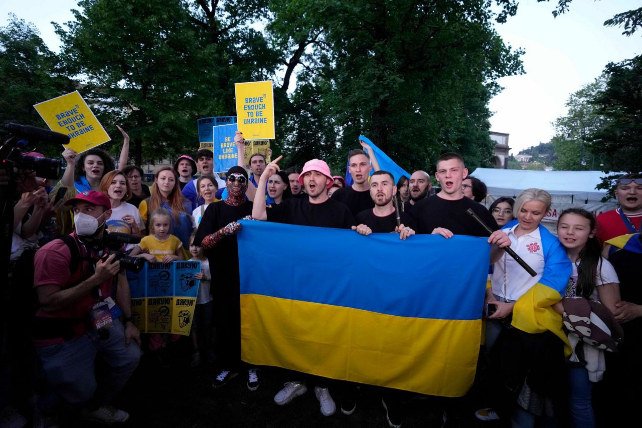 Мариуполь флаг украины. Гигантский флаг украины. Украинский флаг. Россияне и украинцы. Красивые украинки.