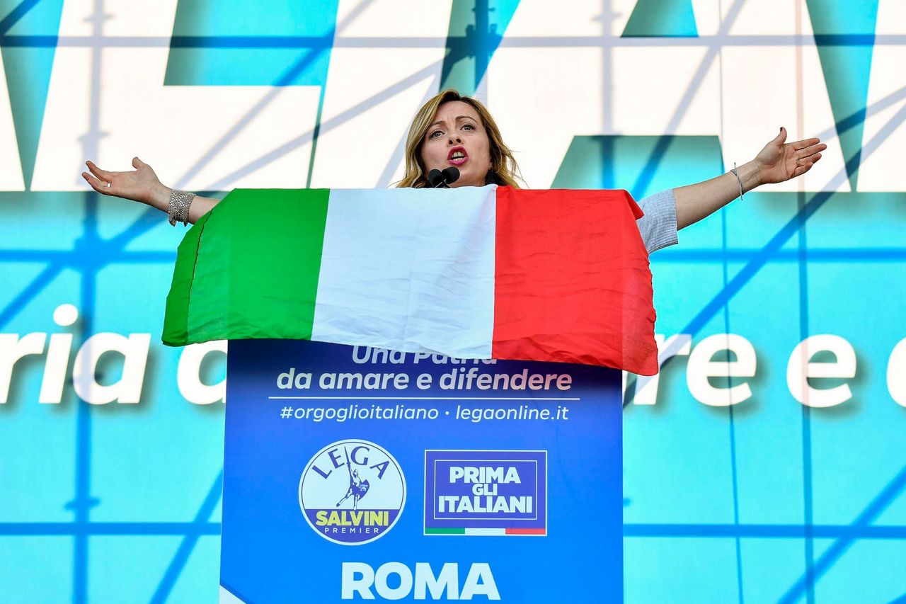 Thousands of protesters gather for 'Italian pride' rally