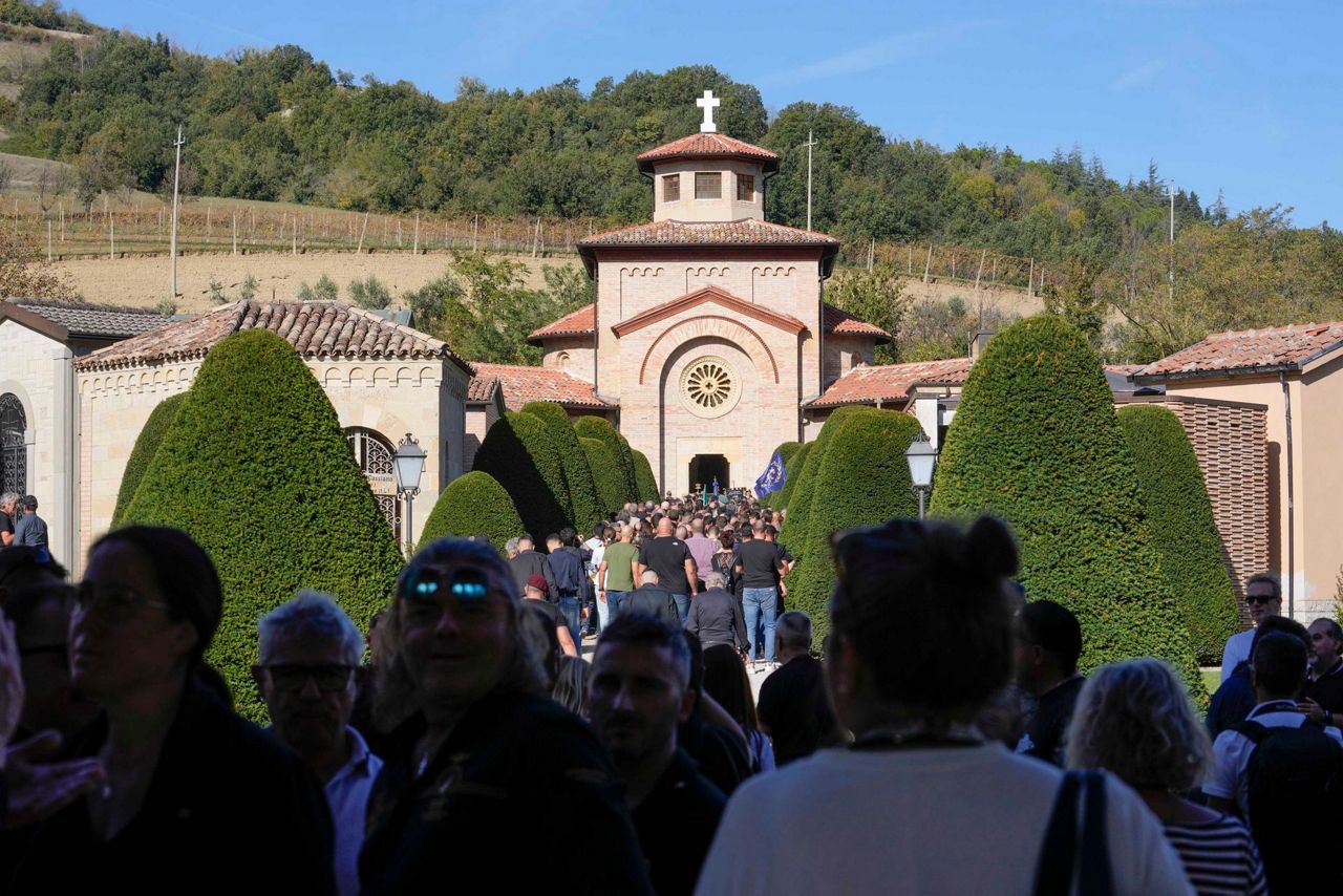 Thousands commemorate Italy's fascist dictator at crypt