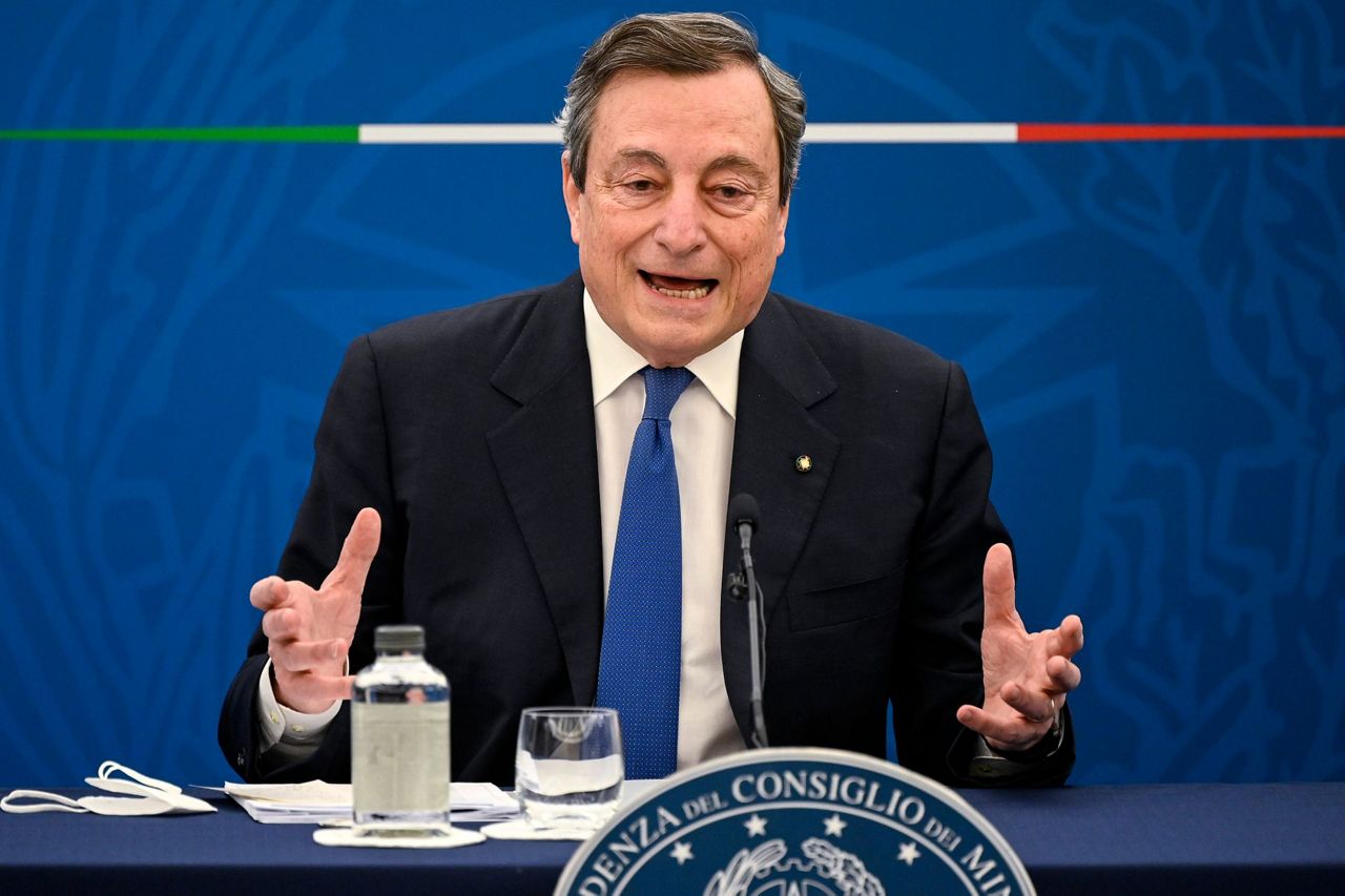 Премьер министр изображенный на 5. Драги премьер министр Италии. Mario Draghi Prime Minister. Премьер-министр Италии сейчас Марио Драги. Драги премьер министр Италии фото.
