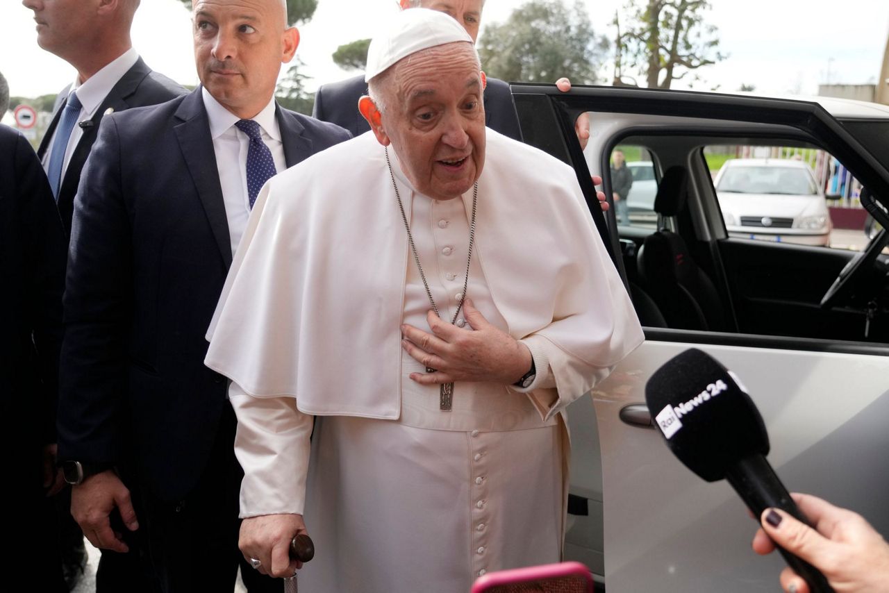 Pope Francis leaves hospital after bronchitis treatment(01)