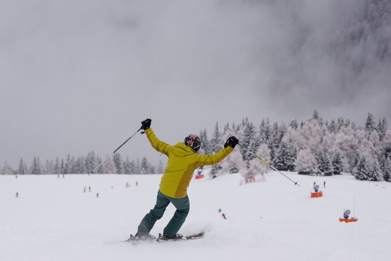 Salju segar mengundang pemain ski Italia untuk kembali setelah 20 bulan