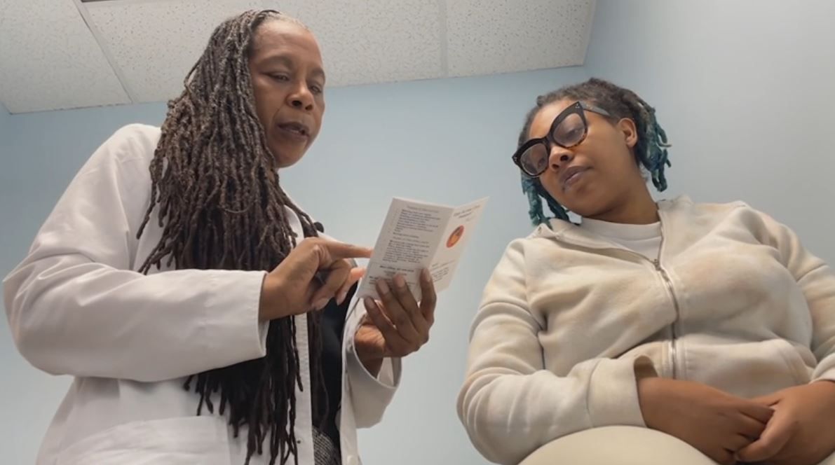 Founder and President of Commonsense Childbirth Jennie Joseph talks to a mother who plans to give birth at home. (Spectrum News/Tammie Fields)