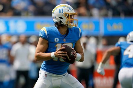 Chargers' Justin Herbert expected to start despite rib issue