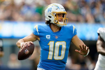 Chargers coach not concerned about Justin Herbert rib injury - Los