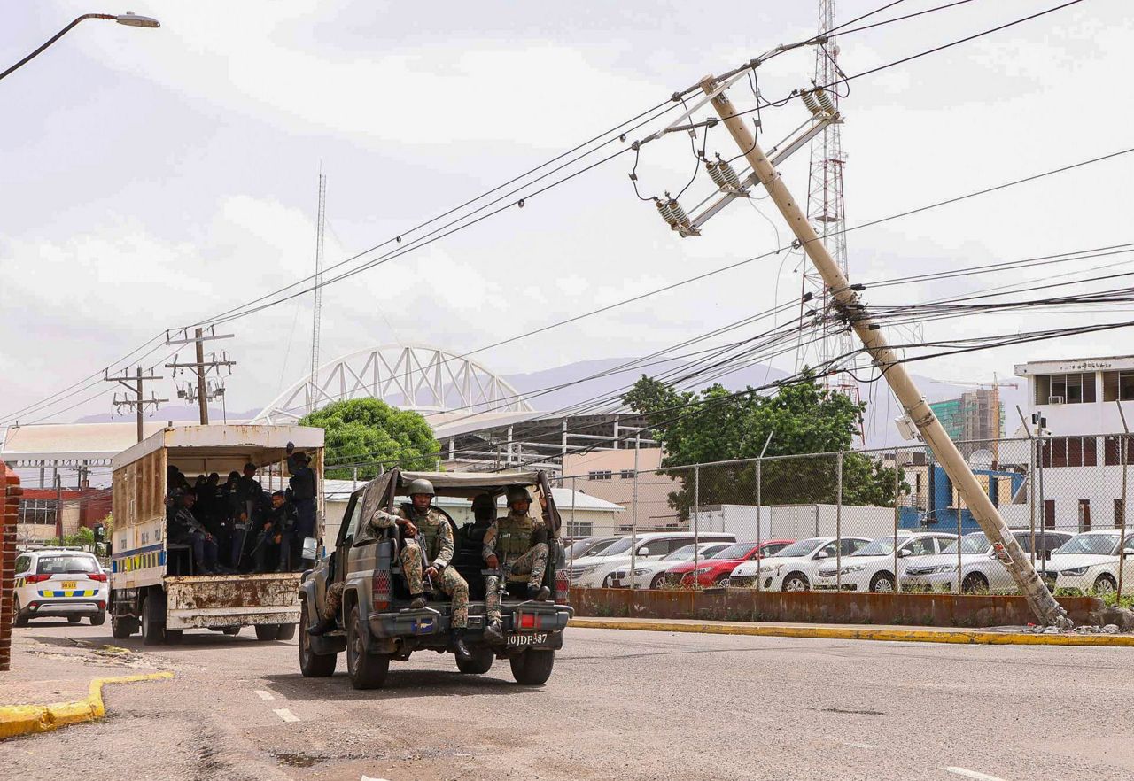 Hurricane Beryl roars toward Mexico after killing at least 7 people in ...