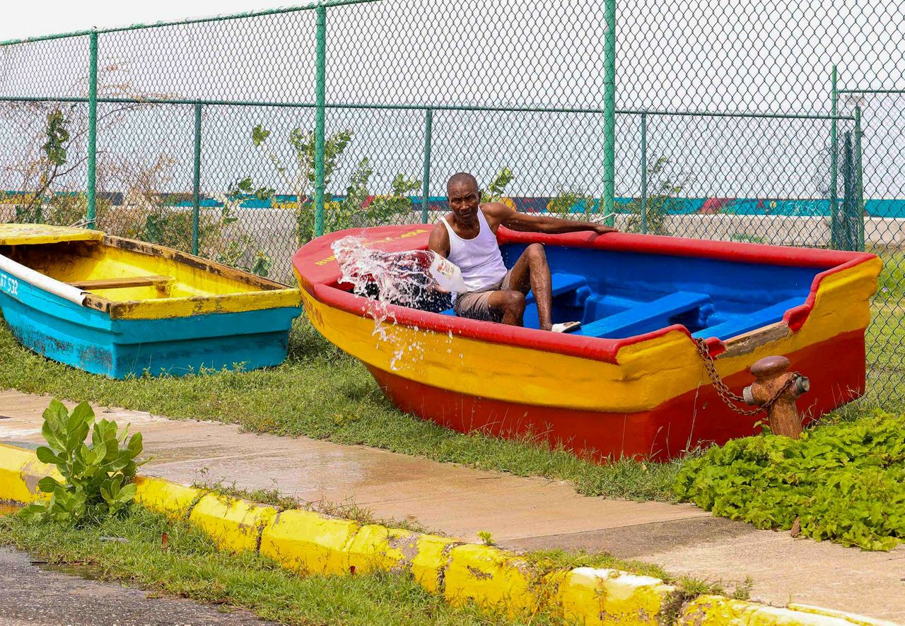 Hurricane Beryl roars toward Mexico after killing at least 7 people in ...