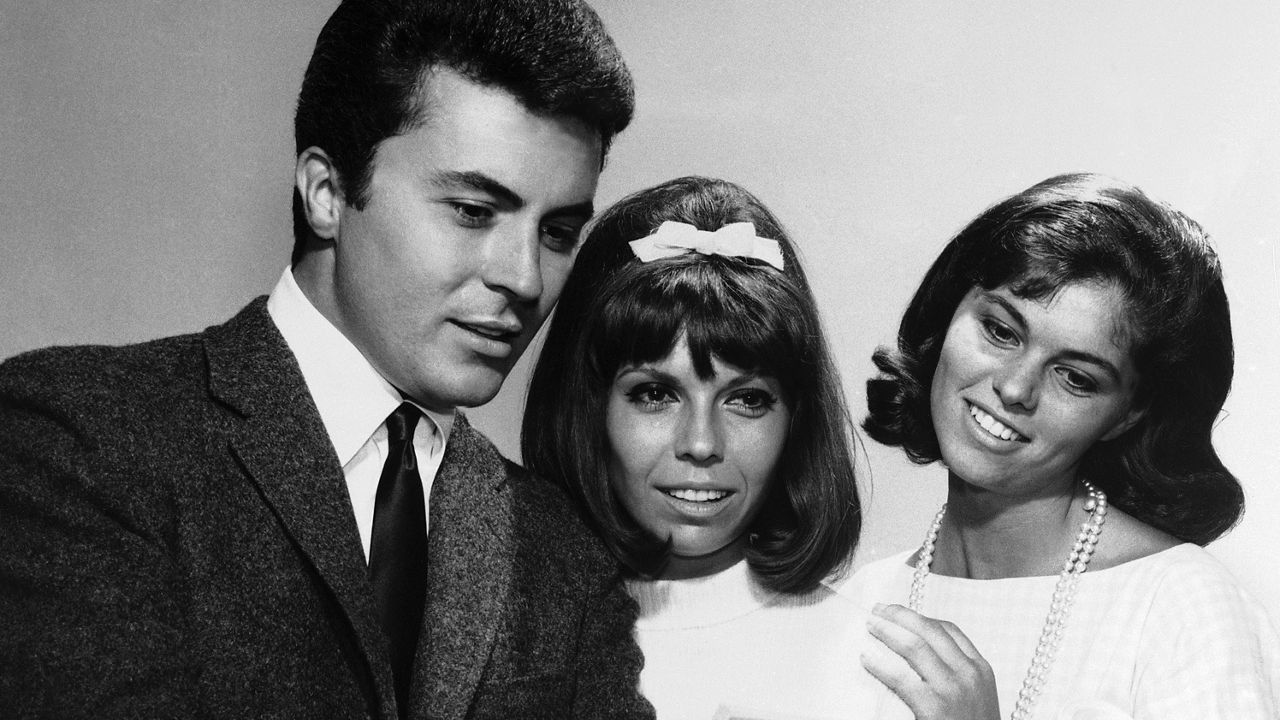 James Darren — left, one of the stars of the film For Those Who Think Young — chats with Nancy Sinatra, centre, and Claudia Martin about their film debuts, August 13, 1963. (AP Photo, File)