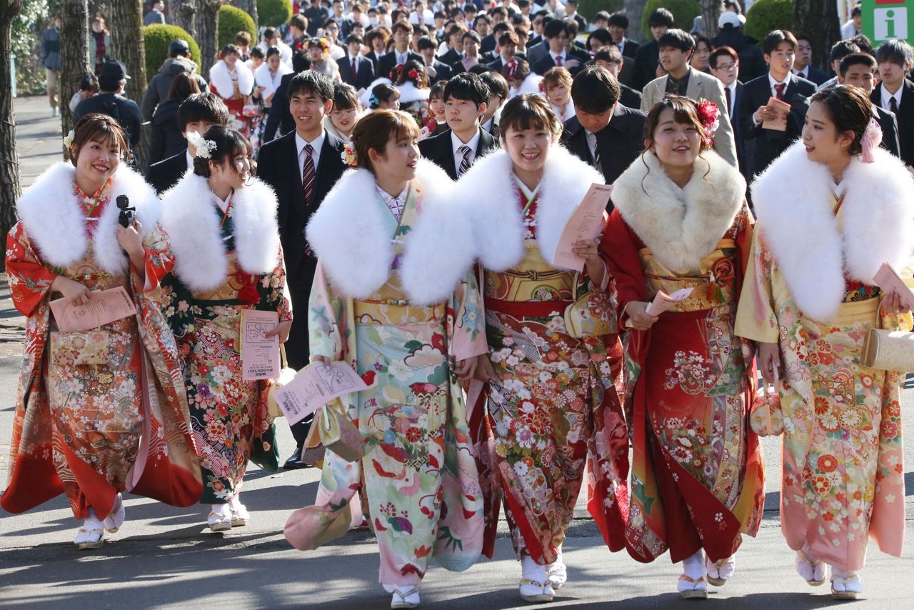 Сколько человек проживает в японии. Жители Японии. Японский день совершеннолетия. Праздники в Японии. Население Японии.