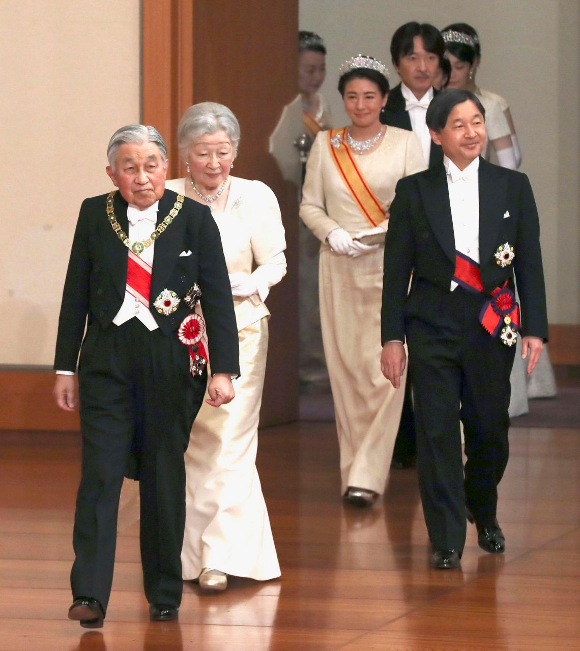 Japan emperor greets public in final New Year's appearance