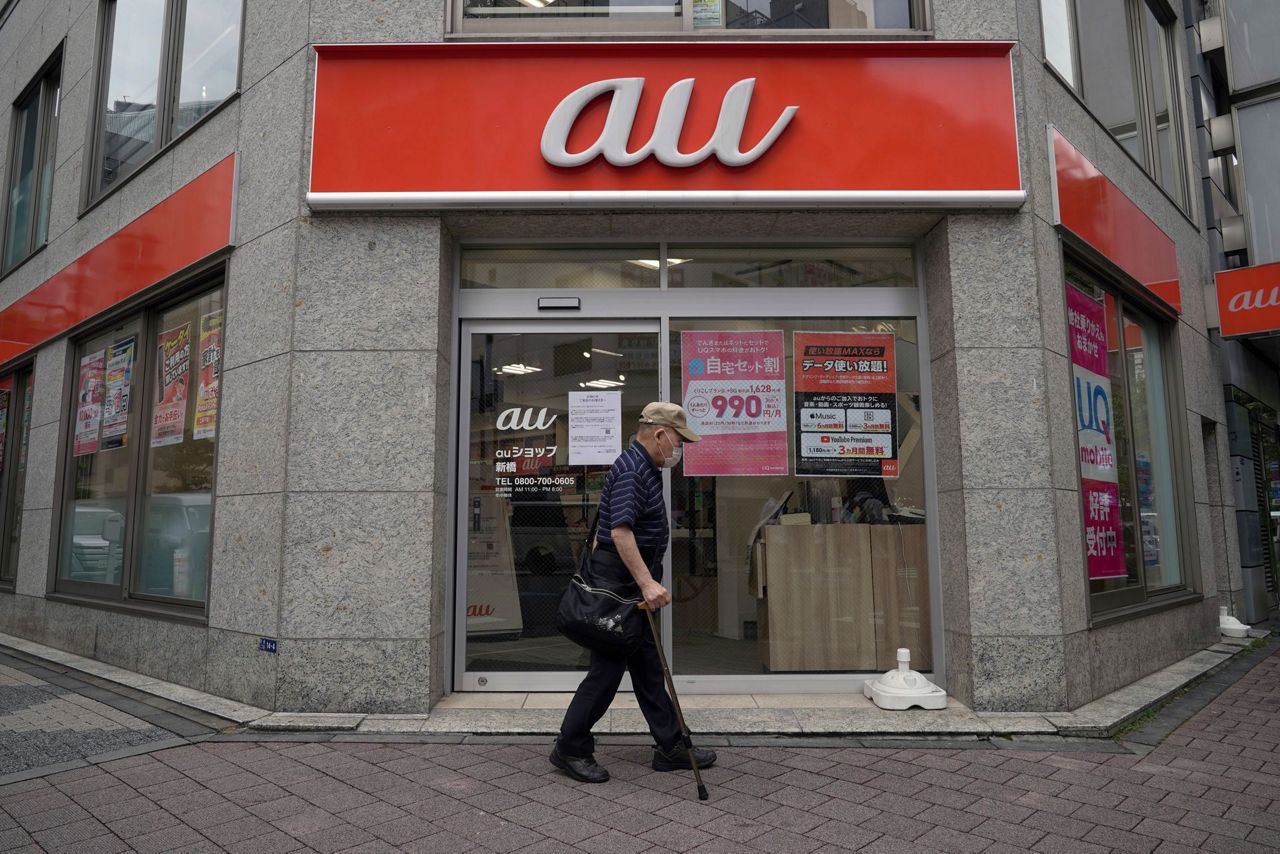 Outages disrupt services at Japan's No. 2 carrier