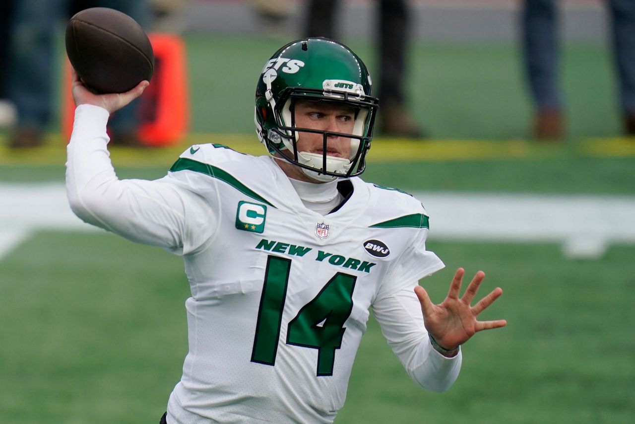 New York Jets should consider sticking with Sam Darnold in 2021