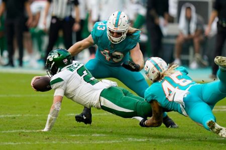 Miami Dolphins inside linebacker Andrew Van Ginkel (43) walks off the field  after an NFL football