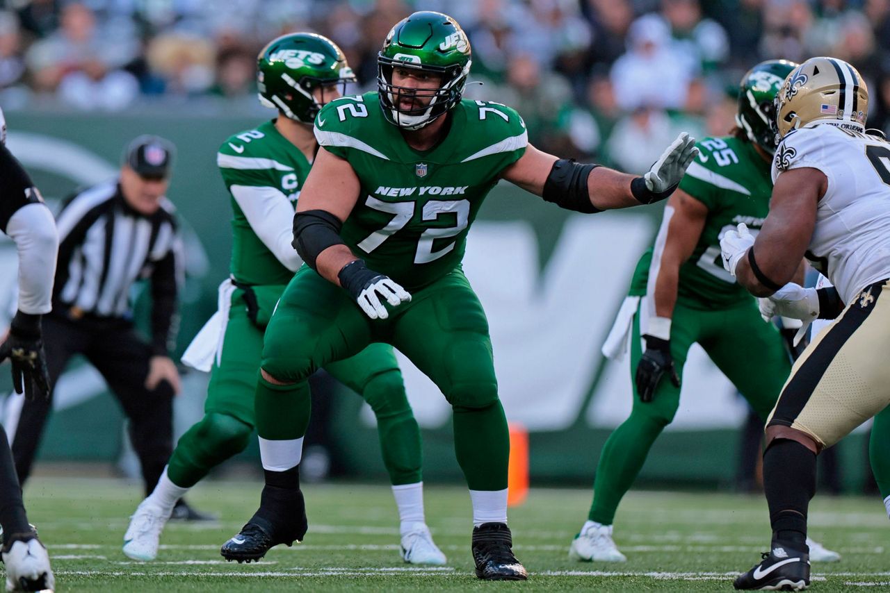 Duvernay-Tardif back with Jets after working on residency