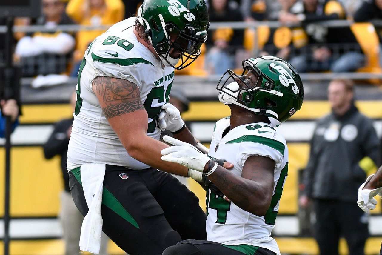 Wilson rallies Jets past Pickett, Steelers 2420